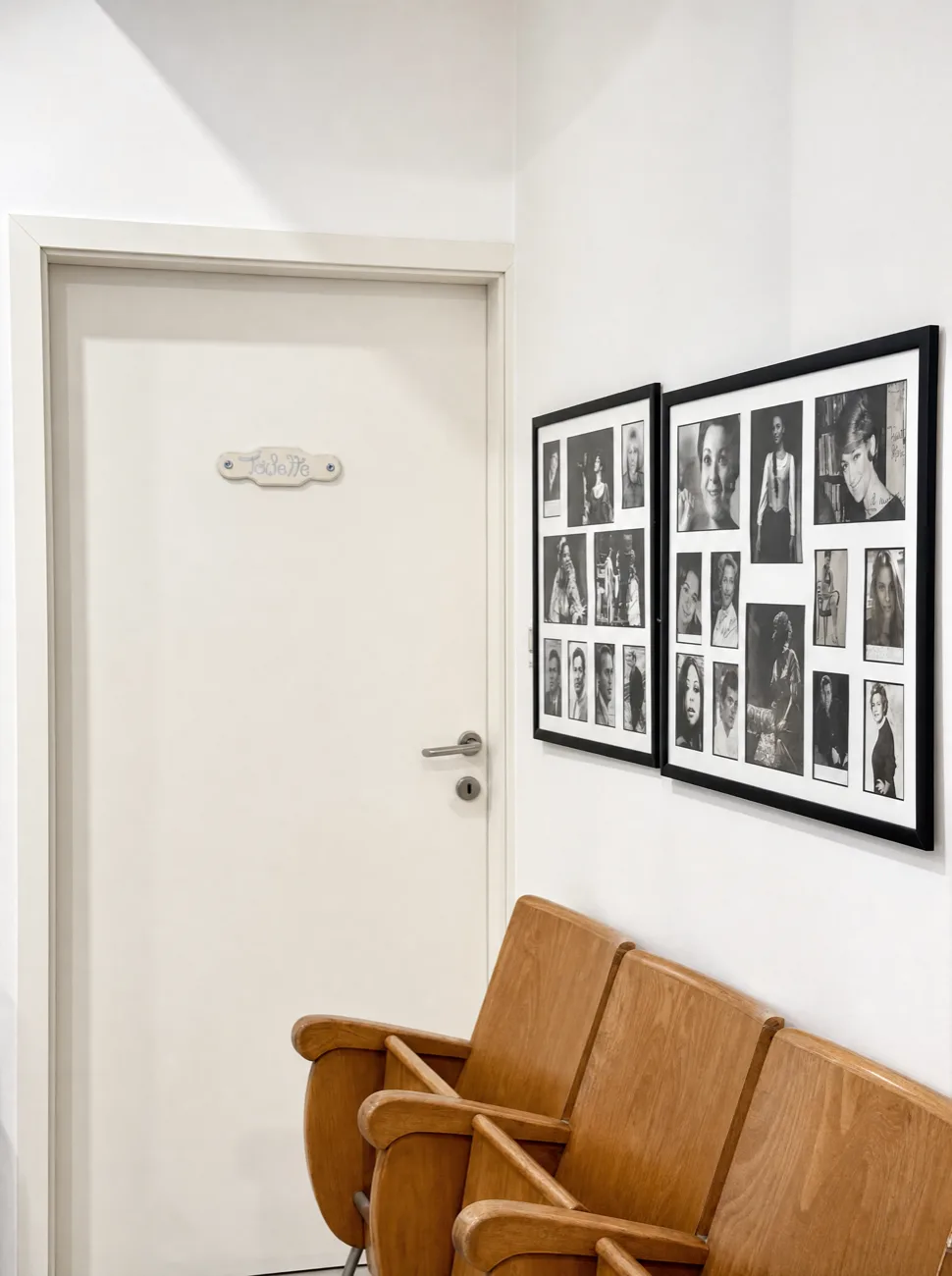 La sala d'attesa con le foto vintage