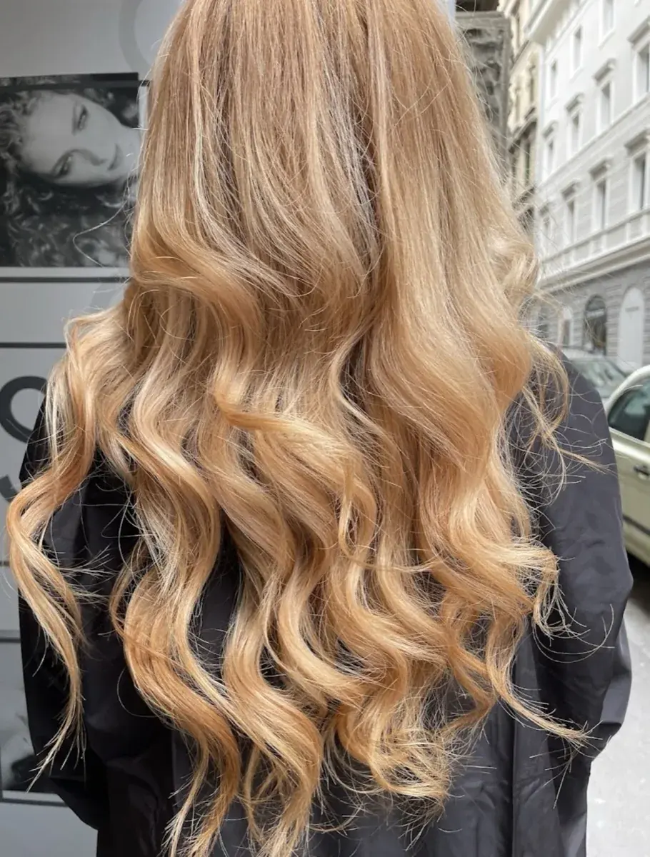 Balayage biondo con onde morbide realizzato al Salone Rocco