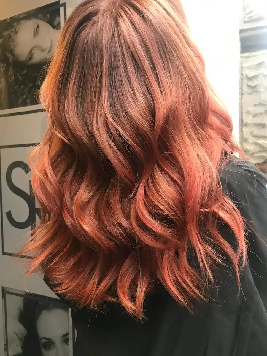 Capelli ramati con onde luminose